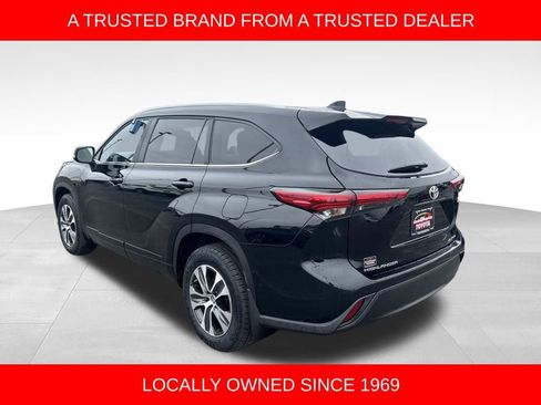 Certified 2023 Toyota Highlander XLE image 3