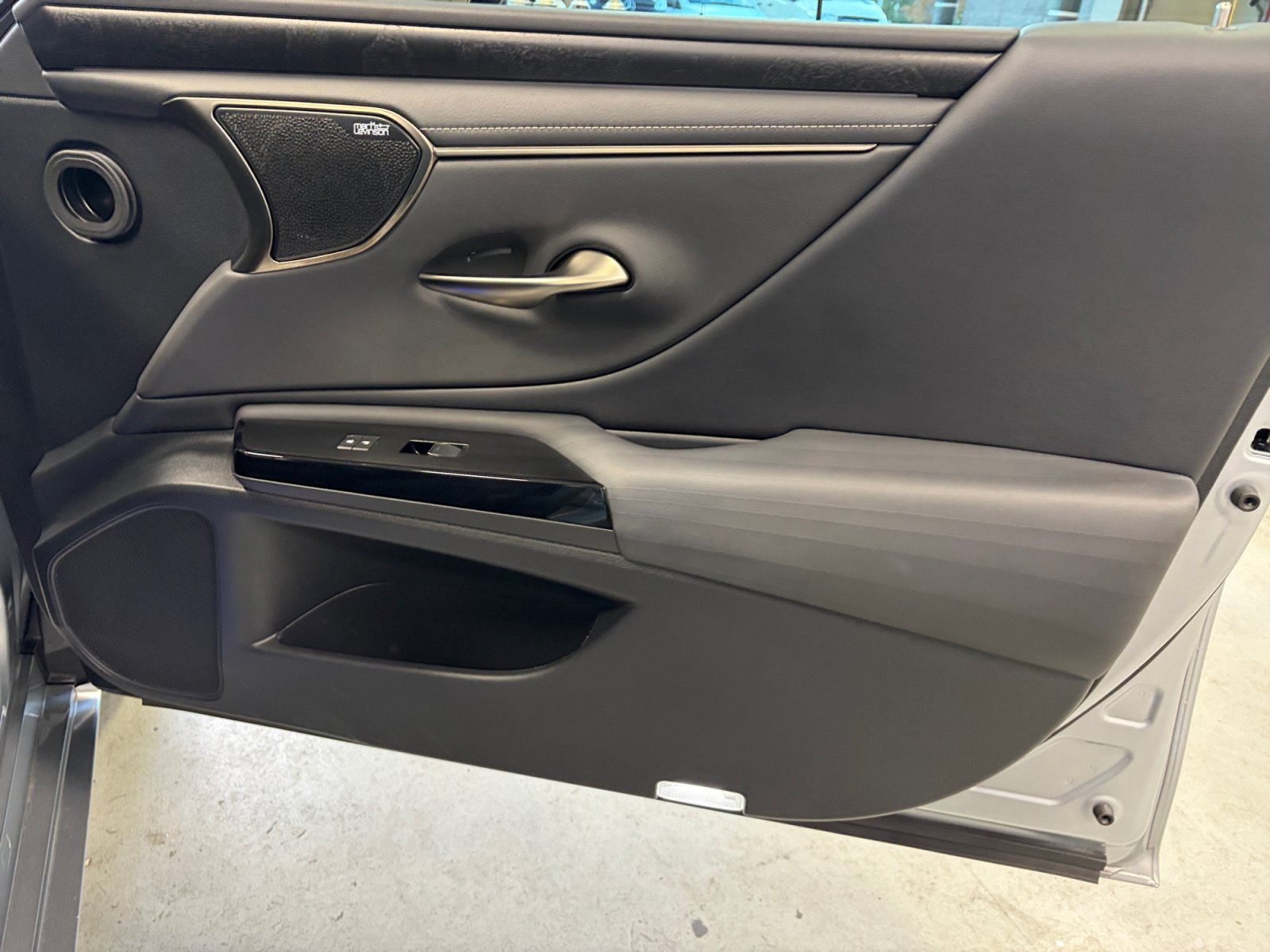 Used 2022 Lexus ES 300h w/ Accessory Package FWD image 16