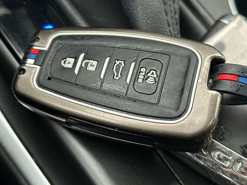 Used 2021 Toyota Highlander XLE image 24