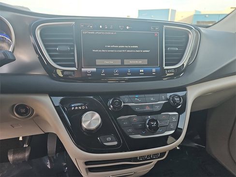 Used 2023 Chrysler Pacifica Touring-L image 19