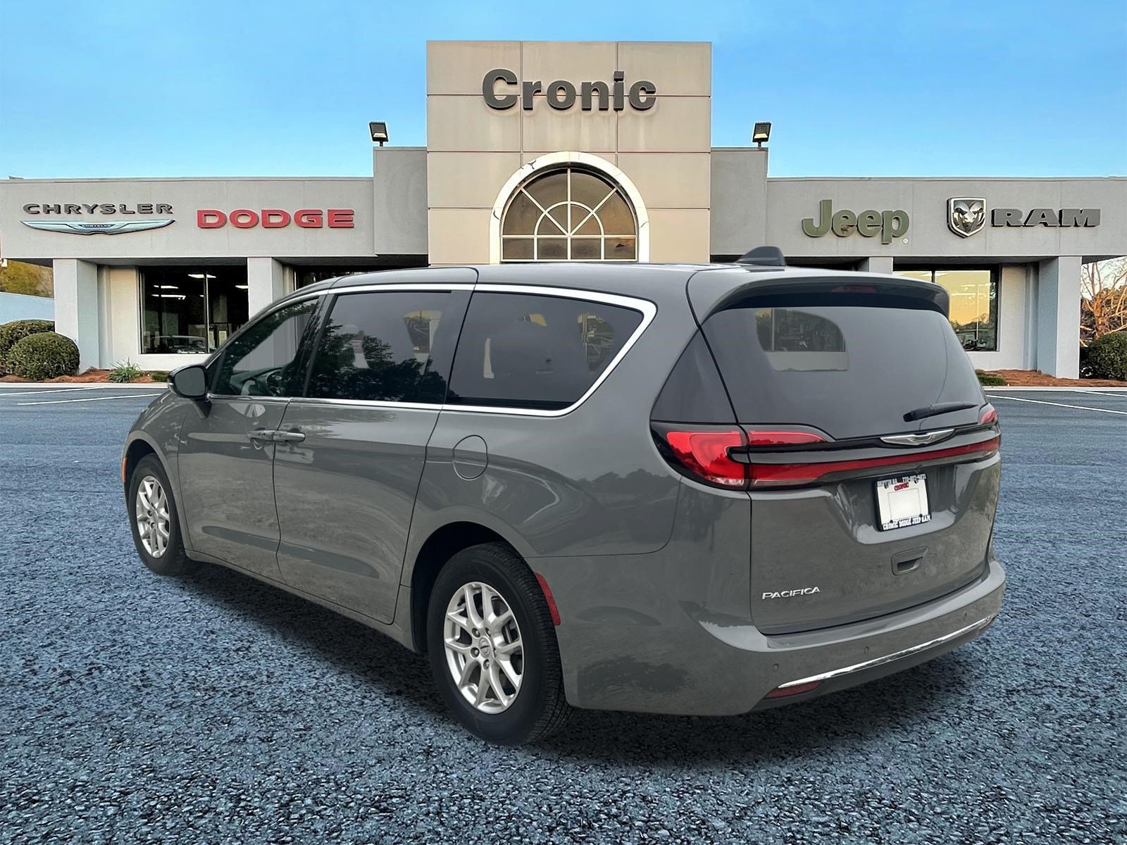 Used 2025 Chrysler Pacifica Select FWD image 5