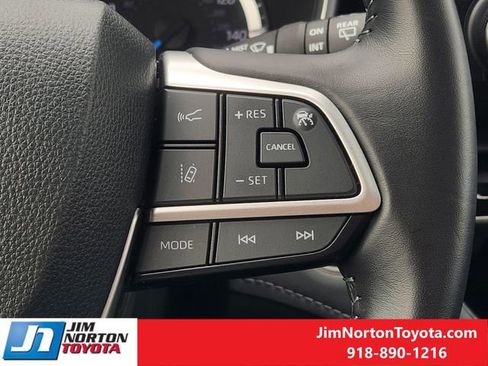 Used 2024 Toyota Highlander XLE image 32