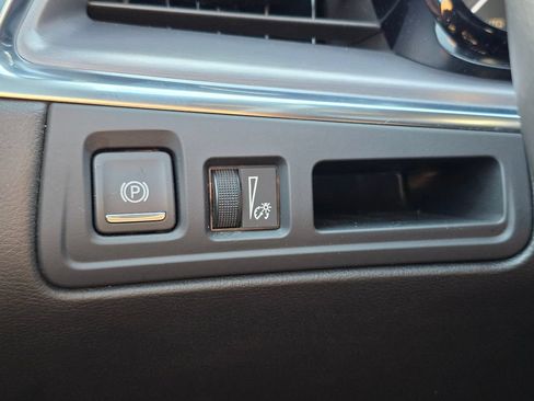 Certified 2020 Cadillac XT5 Luxury w/ LPO, Floor Liner Package AWD/4WD image 18