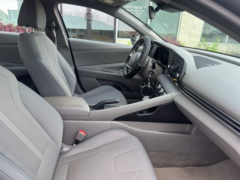 Used 2021 Hyundai Elantra SE FWD image 8