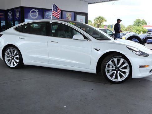 Used 2018 Tesla Model 3 Mid Range RWD image 3