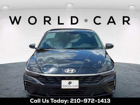 Used 2025 Hyundai Elantra SE FWD image 2