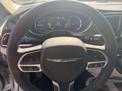 Used 2023 Chrysler Pacifica Touring-L image 13