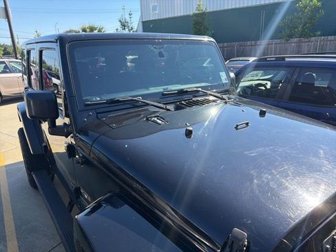 Used 2017 Jeep Wrangler Unlimited Sahara w/ Max Tow Package AWD/4WD image 7