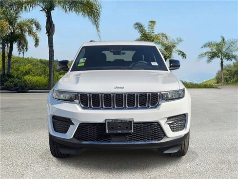 Used 2025 Jeep Grand Cherokee Laredo X image 3