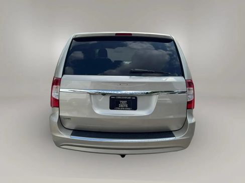Used 2013 Chrysler Town & Country Touring FWD image 10