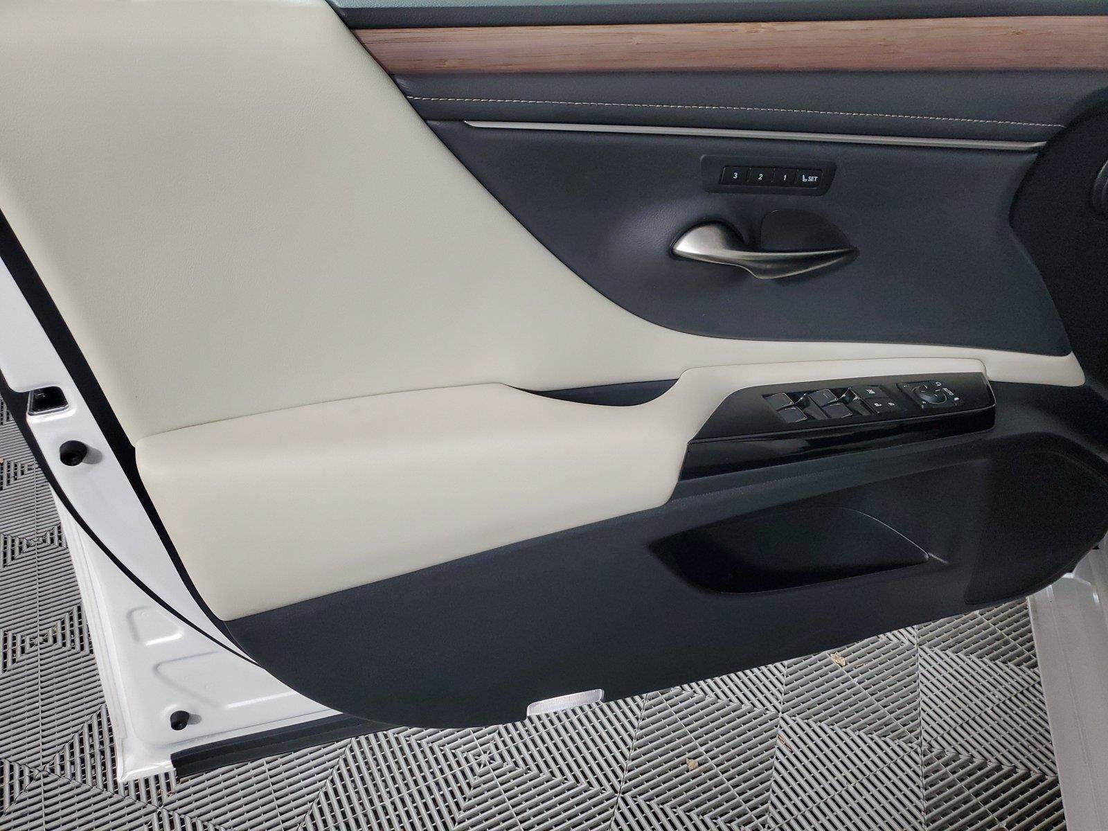 Used 2024 Lexus ES 350 w/ Premium Package FWD image 18
