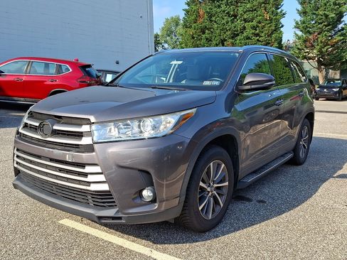 Used 2018 Toyota Highlander XLE AWD/4WD image 2
