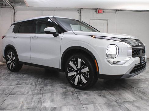 Used 2025 Mitsubishi Outlander SE image 3