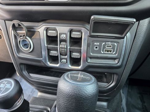 Used 2022 Jeep Gladiator Sport image 14