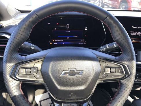 Used 2025 Chevrolet Trax RS w/ Sunroof Package image 14