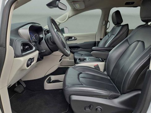 Used 2023 Chrysler Pacifica Touring-L image 26