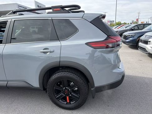 Used 2025 Nissan Rogue SV AWD/4WD image 9