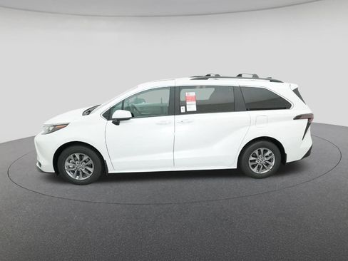 New 2026 Toyota Sienna XLE FWD image 3