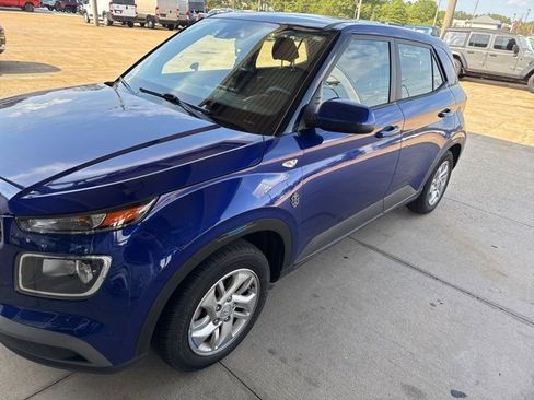 Used 2021 Hyundai Venue SE image 1