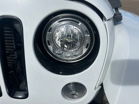 Used 2018 Jeep Wrangler Unlimited Sahara image 9