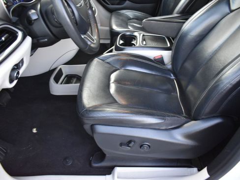 Used 2022 Chrysler Pacifica Touring-L FWD image 24