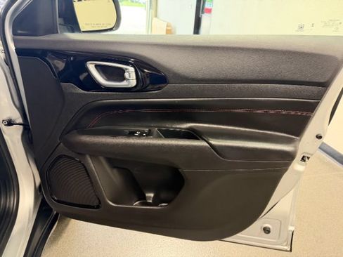 Used 2025 Jeep Compass Trailhawk AWD/4WD image 29