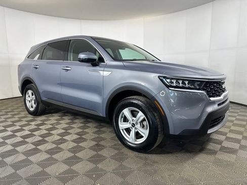 Used 2023 Kia Sorento LX image 2