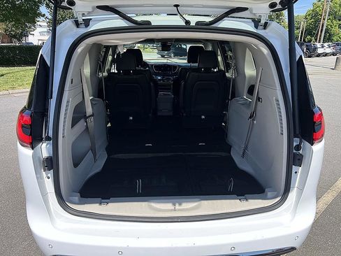 Used 2023 Chrysler Pacifica Touring-L FWD image 15