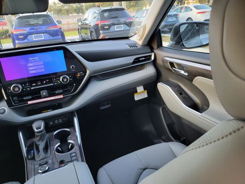 New 2026 Toyota Highlander Limited image 17