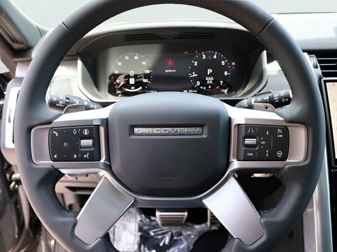 Used 2025 Land Rover Discovery Dynamic SE AWD/4WD image 32