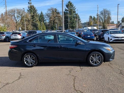 Used 2016 Toyota Camry SE image 6