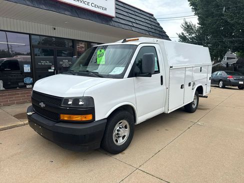 Used 2018 Chevrolet Express 3500 w/ Power Convenience Package RWD image 2