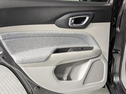 Used 2023 Jeep Compass Latitude image 14