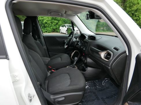 Used 2017 Jeep Renegade Latitude w/ Popular Equipment Group AWD/4WD image 8