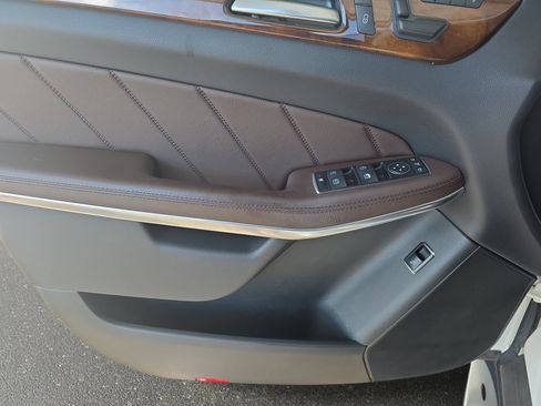 Used 2015 Mercedes-Benz GL 550 4MATIC image 26