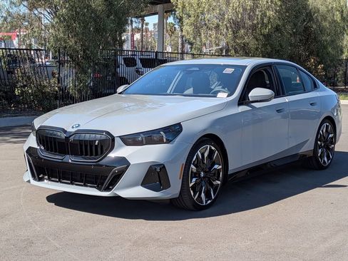 New 2026 BMW i5 eDrive40 image 2