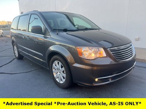 Used 2015 Chrysler Town & Country Touring image 24