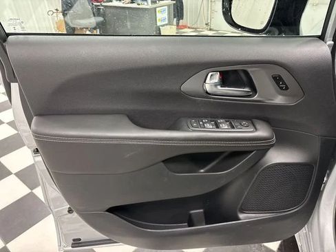 Used 2026 Chrysler Pacifica Select w/ S Appearance Package AWD/4WD image 9