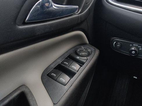 Used 2018 Chevrolet Equinox LS FWD image 27