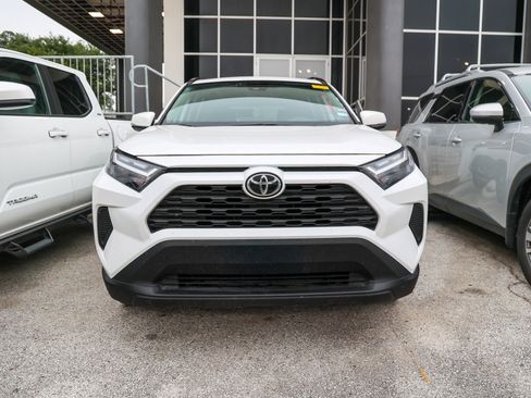 Used 2025 Toyota RAV4 XLE FWD image 4