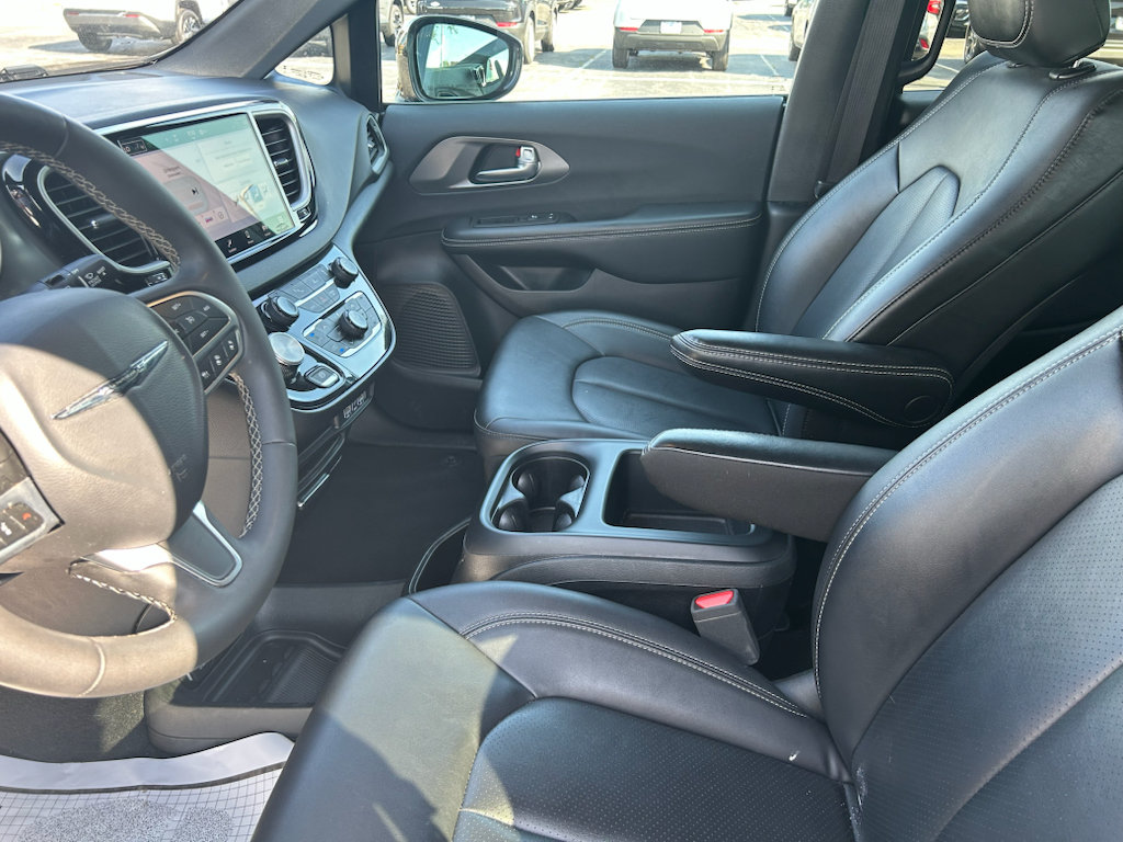 Used 2025 Chrysler Pacifica Select FWD image 9