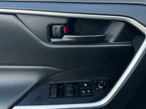 Used 2022 Toyota RAV4 LE image 12