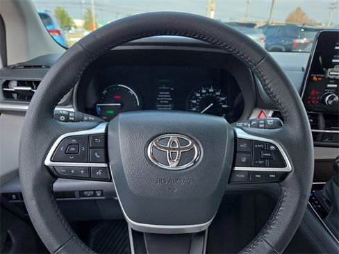 Used 2024 Toyota Sienna XLE image 18