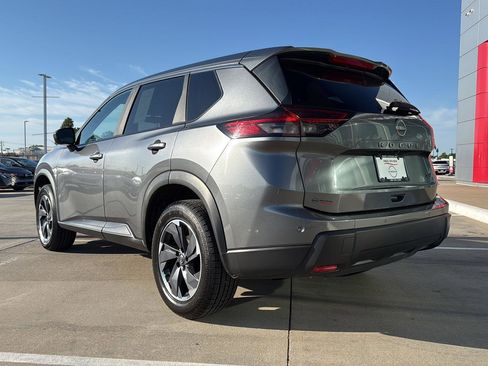 Used 2024 Nissan Rogue SV FWD image 10