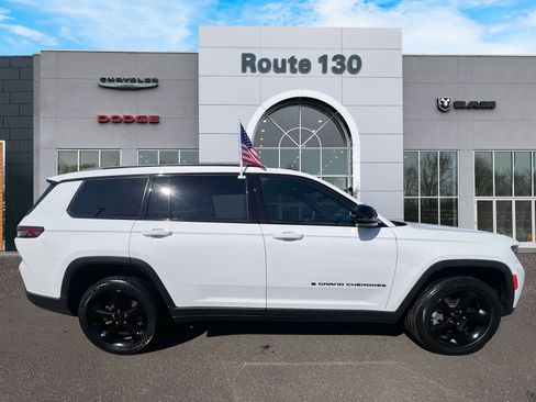 Used 2023 Jeep Grand Cherokee L Laredo image 5