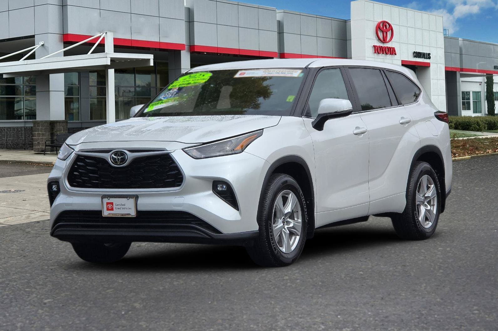 Used 2025 Toyota Highlander LE AWD/4WD image 8