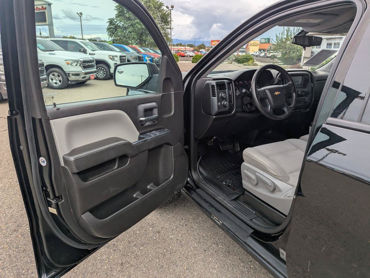 Used 2018 Chevrolet Silverado 1500 Custom w/ Custom Convenience Package AWD/4WD image 8