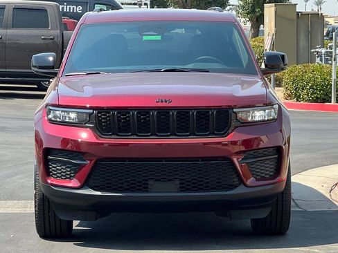 Used 2025 Jeep Grand Cherokee Altitude RWD image 9