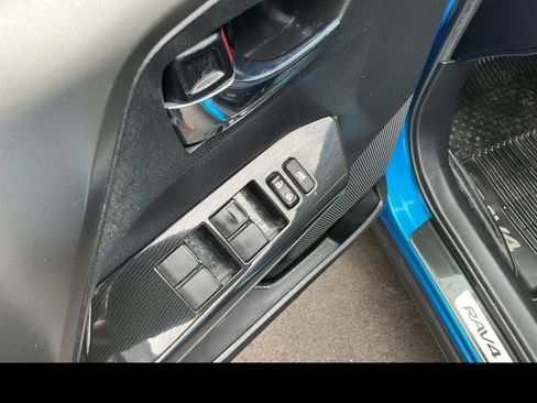 Used 2018 Toyota RAV4 SE w/ Power Extra Value Package AWD/4WD image 12