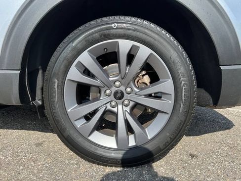 Used 2023 Ford Explorer XLT w/ Equipment Group 202A AWD/4WD image 15